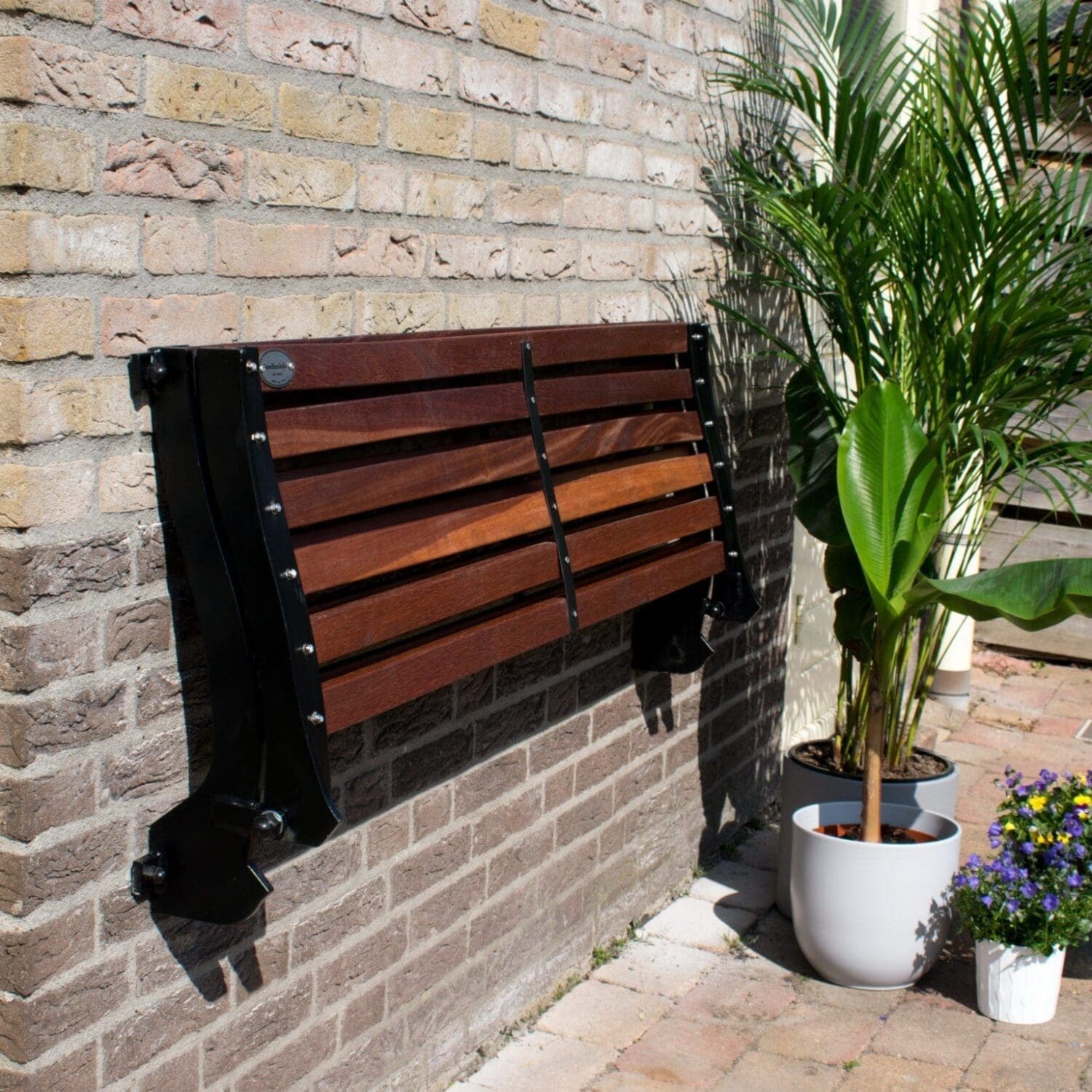 Hangende gevelbank ingeklapt